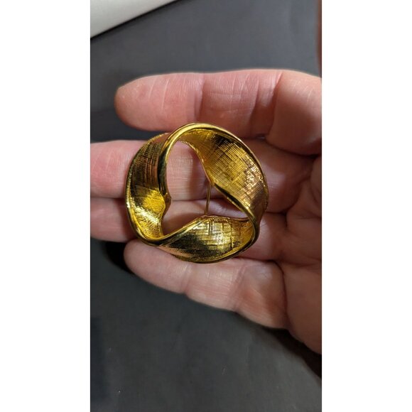 Napier Vintage Gold-Tone Twisted Knot Brooch Pin Textured Elegant Statement 1.5” - Picture 2 of 6